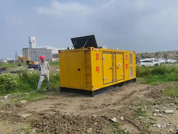 三元200KW柴油发电机机组每小时的油耗量受哪些因素影响？